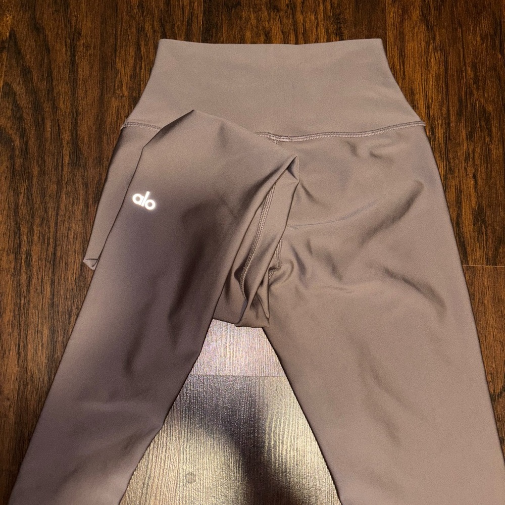 ALO Yoga Leggings - Picture 2 of 6